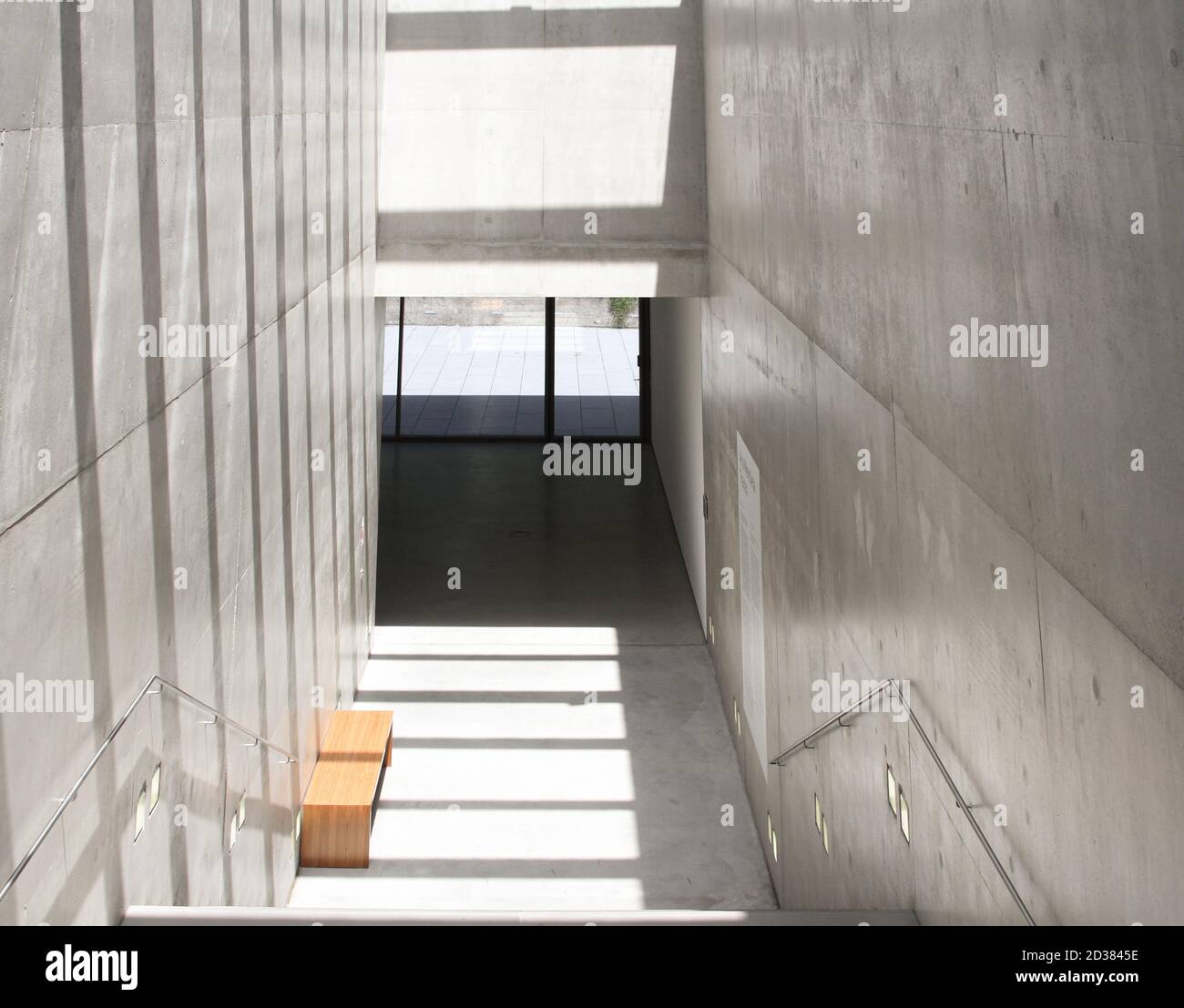 Moderna architettura in cemento e acciaio, all'interno di un edificio. Foto Stock