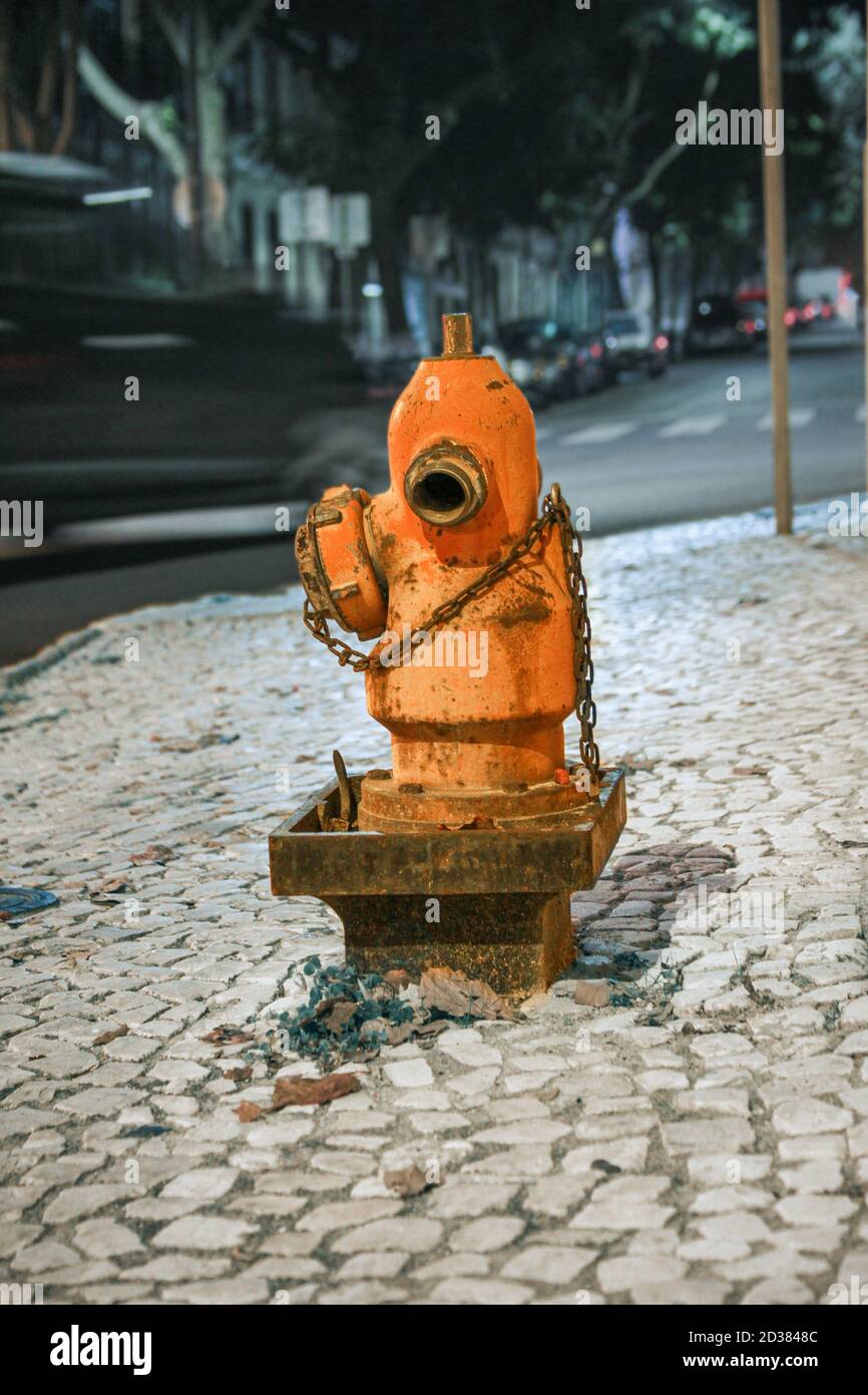 Idrante fuoco centrato in un colpo di notte focalizzato selettivo di una strada, b Foto Stock