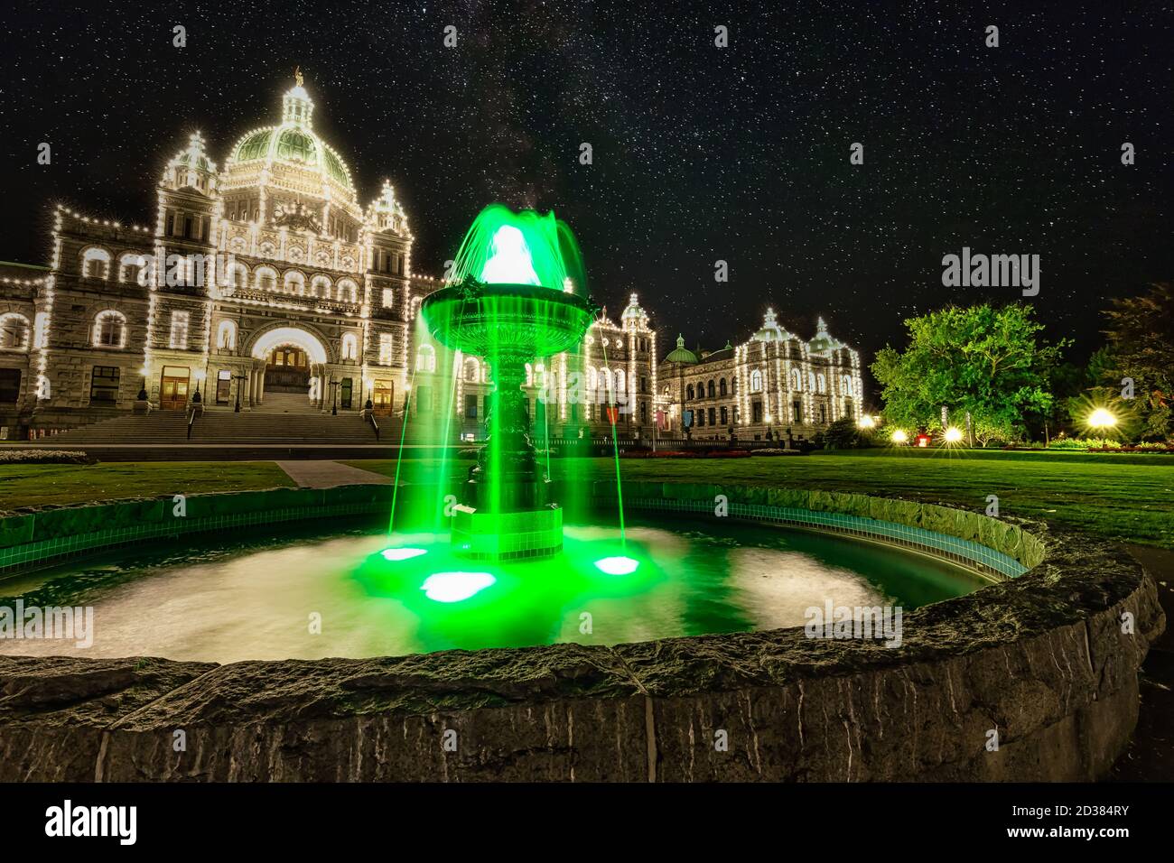 Fontana di fronte agli edifici del Parlamento della British Columbia Foto Stock