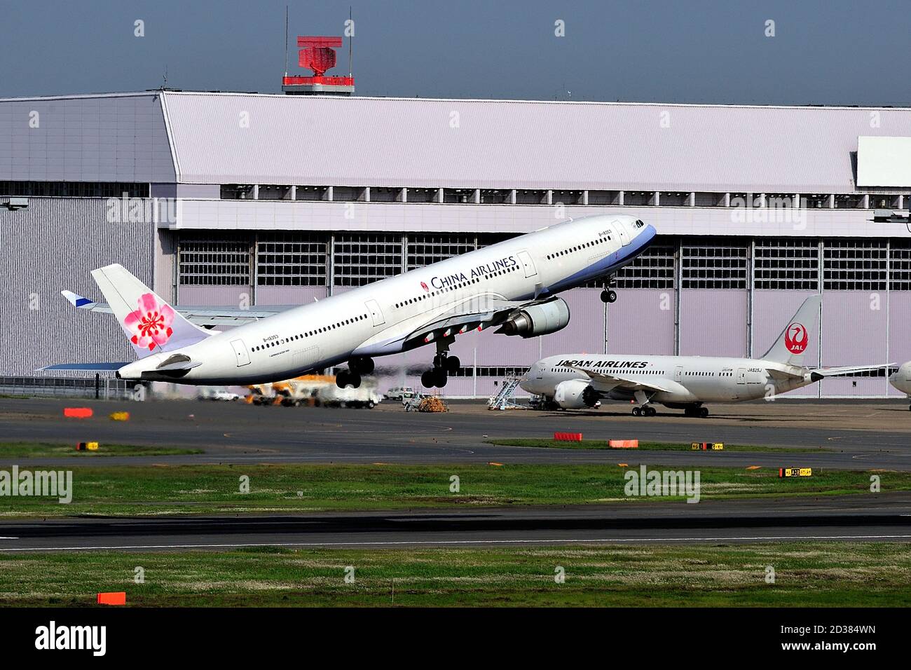 China Airlines, Taiwan, Airbus, A330-300, B-18353, decollo, aeroporto Haneda di Tokyo, Tokyo, Giappone Foto Stock