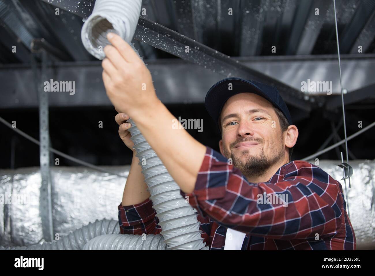 un tecnico di ventilazione maschile sorridente Foto Stock
