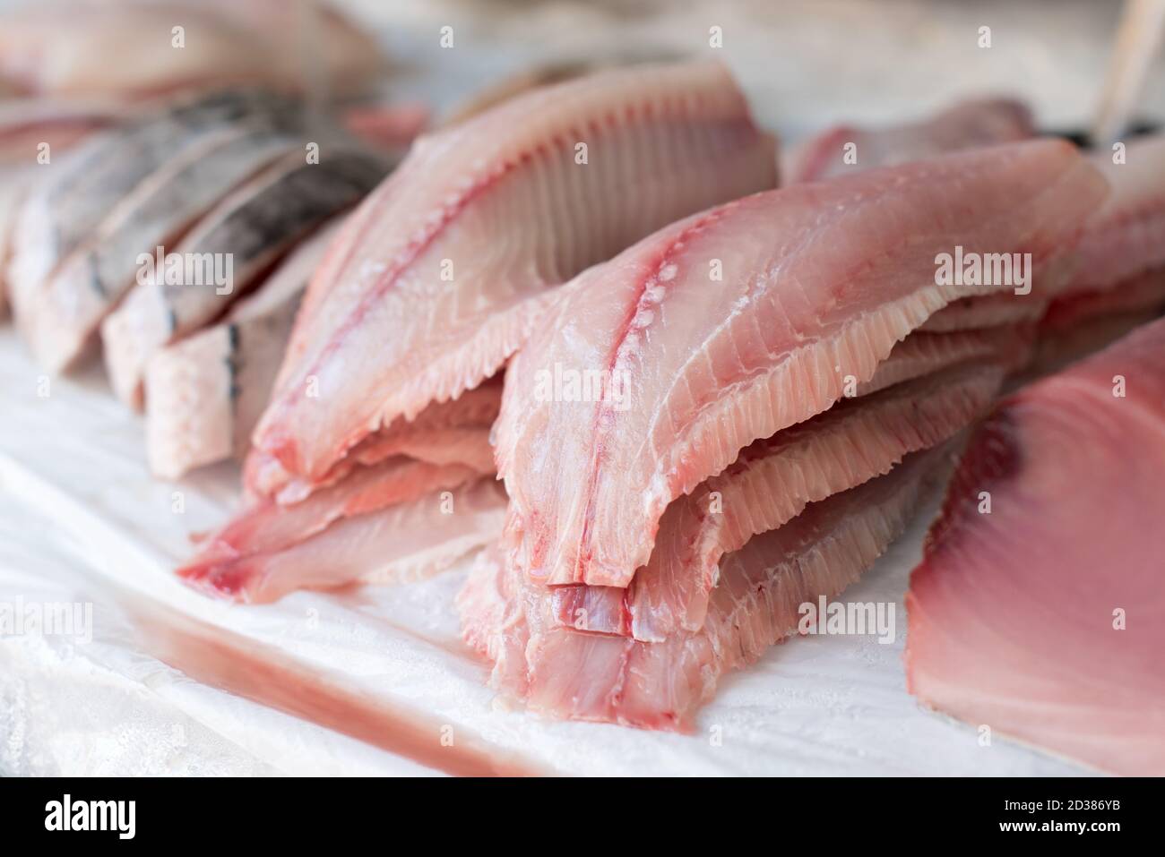 Filetto di pesce fresco al mercato Foto Stock