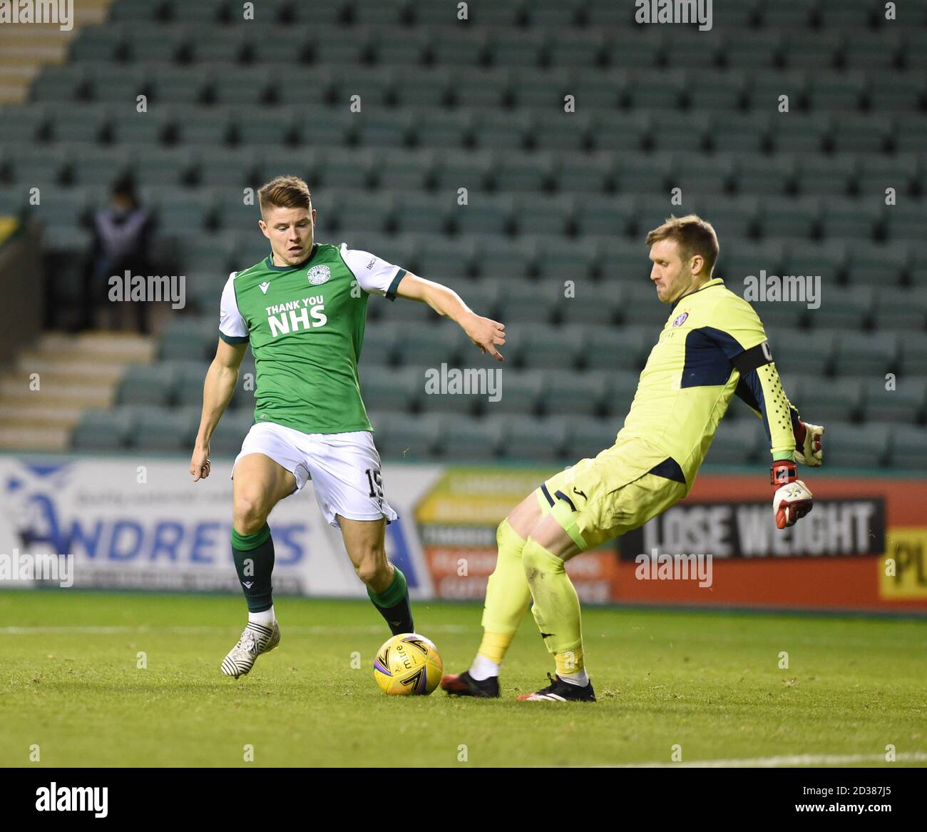 Easter Road Stadium Edimburgo. Scotland.UK .7th-Oct-20 Hibernian vs Brora Rangers Betfred Cup Match. Il guardiano di Brora Rangers Joseph Malin si libera da Hibs Kevin Nisbet. Credit: eric mcowat/Alamy Live News Foto Stock