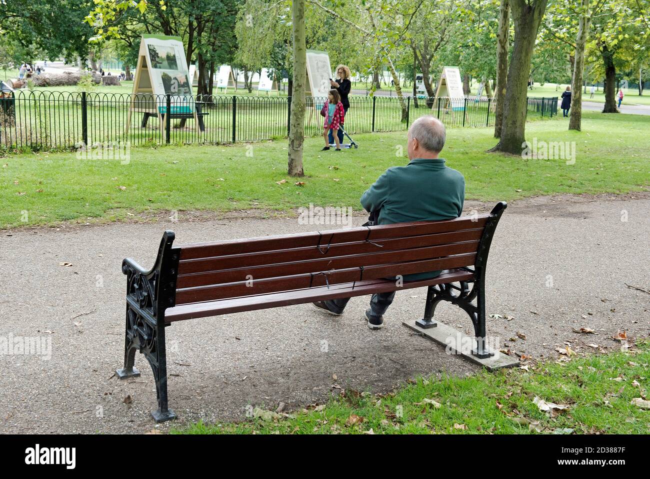 Anziano o anziano seduto sulla panchina Finsbury Park, preso dal retro, London Borough of Haringey Foto Stock Anziano o anziano seduto sulla panchina Finsbury Park, preso dal retro, London Borough of Haringey Foto Stock