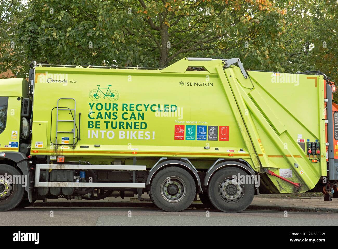 Riciclare camion o camion con slogan sul lato incoraggiando le persone Riciclare dicendo - le vostre lattine riciclate possono essere Trasformato in biciclette - Islington London Foto Stock