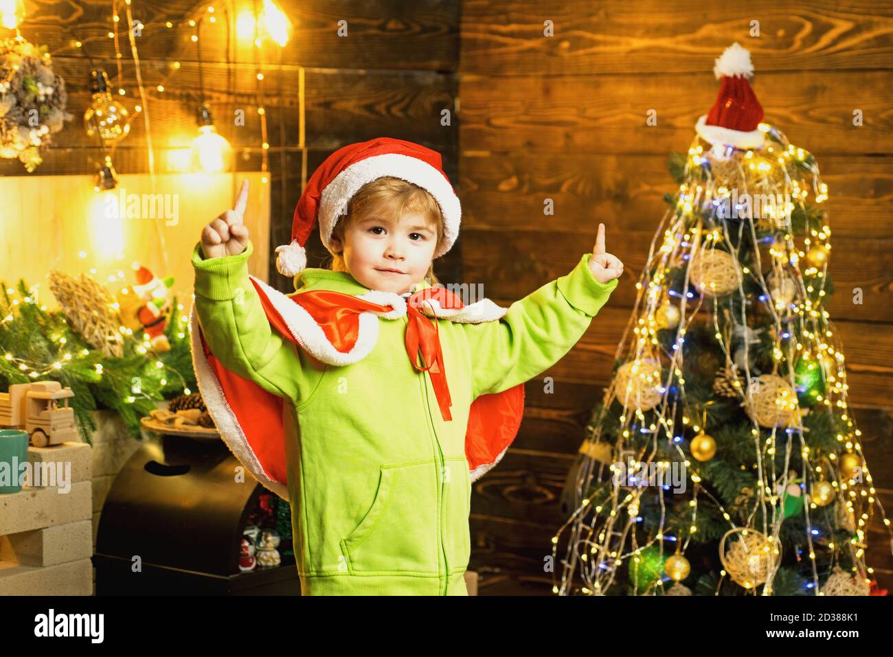 Faccia Desiderio Auguri Per La Vostra Famiglia Questo Natale Buon Natale E Felice Anno Nuovo Gioco Di Ragazzo Carino Vicino Albero Di Natale I Bambini Possono Godersi L Inverno Foto Stock Alamy