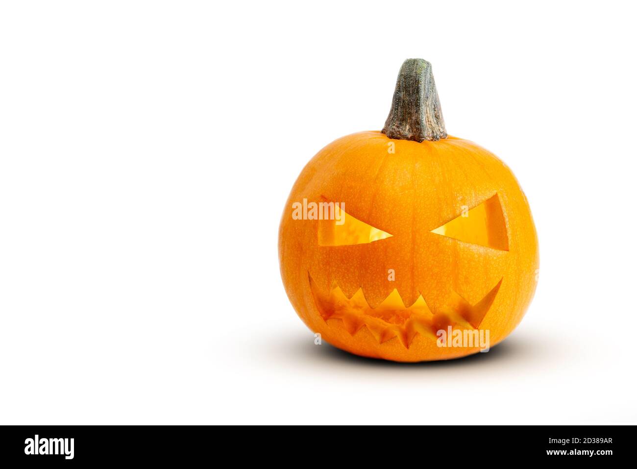 Jack o Lanterna isolato su un panettaio bianco con luce all'interno. Foto Stock