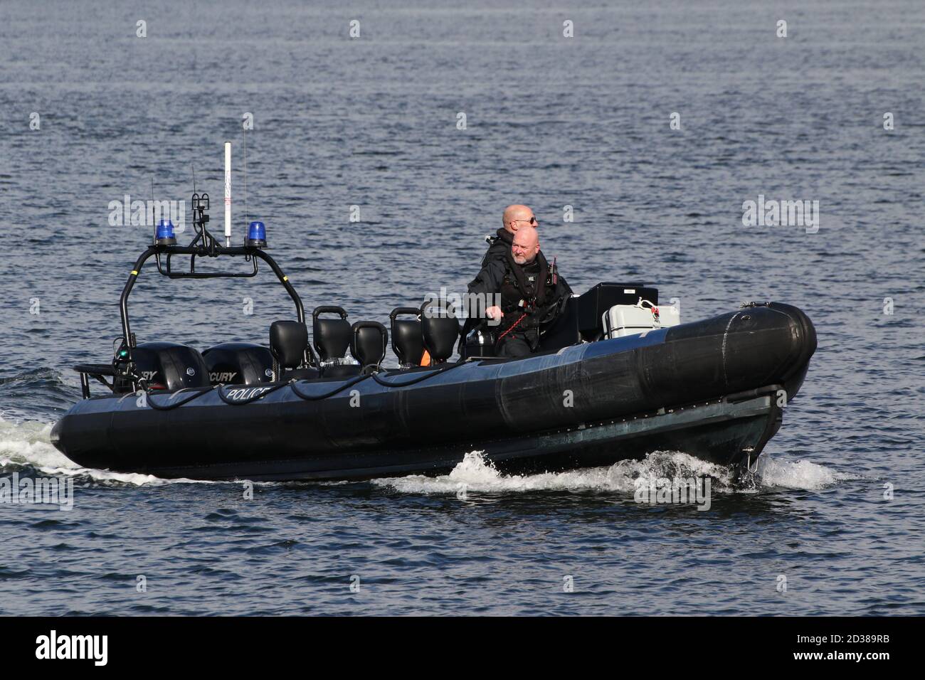 Un Ministero della Difesa RIB scorta la Royal Canadian Navy Frigate HMCS Halifax (FFH 330), come la fregata passa Greenock al suo arrivo per esercizio Joint Warrior 20-2. Foto Stock