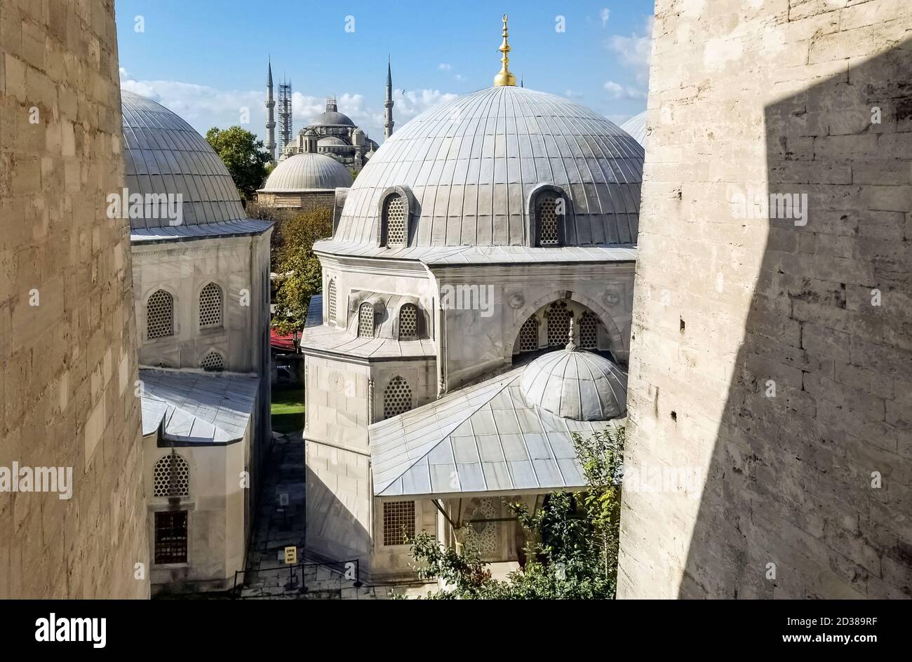 Vista da una finestra sul punto panoramico di Hagia Sophia su cupole, minareti e la Moschea Blu in lontananza, a Istanbul, Turchia. Foto Stock