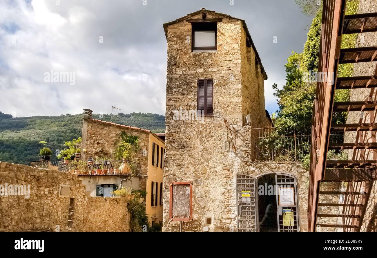 L'ingresso al piano inferiore del Castello Dolceacqua o Castello in Liguria, regione Imperia del Nord Italia Foto Stock