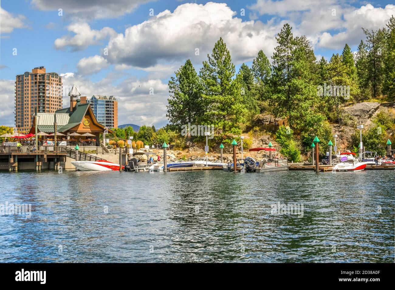 Le barche costeggiano il porticciolo e il porto vicino al resort, al McEuen Park e alla Tubs Hill sul Lago Coeur d'Alene, nell'entroterra nord-occidentale Foto Stock