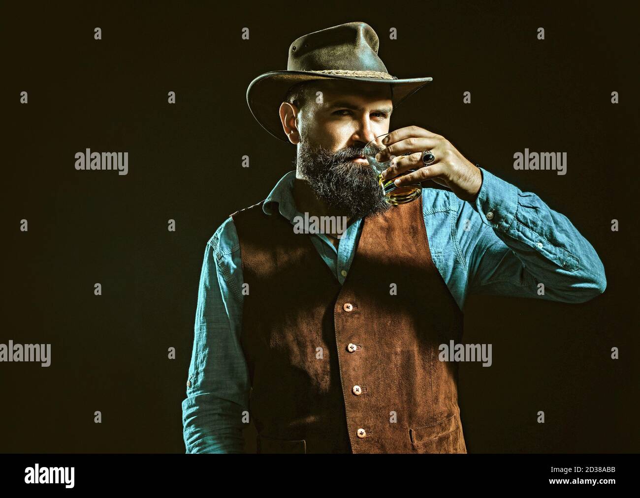 Donna triste grave che ha dipendenza da alcol. Ridurre lo stress. Uomo ubriaco o uomo d'affari beve whiskey su sfondo nero. Foto Stock