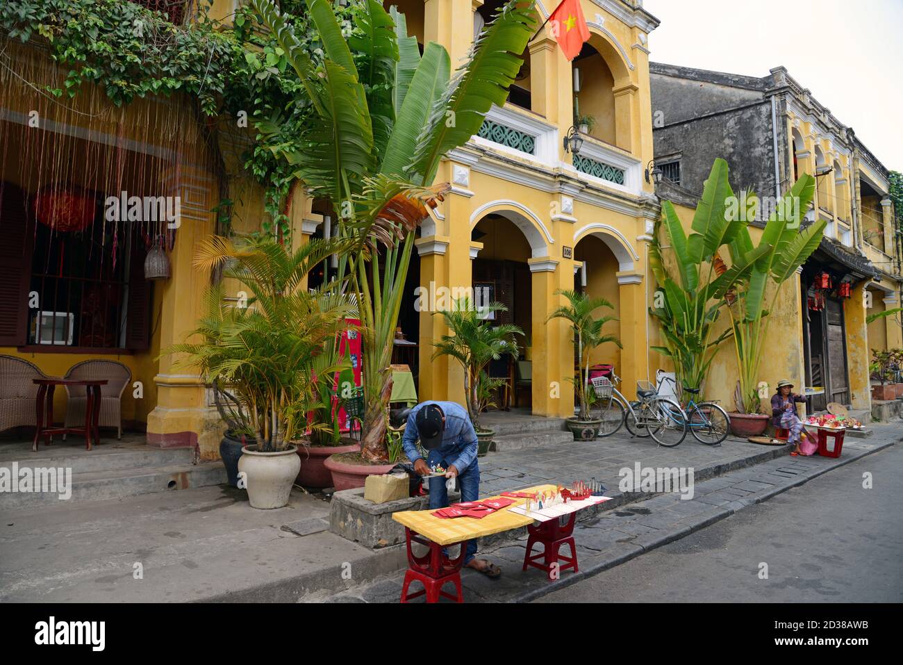 Scena di strada nella città storica di Hoi An nel Vietnam centrale. Foto Stock