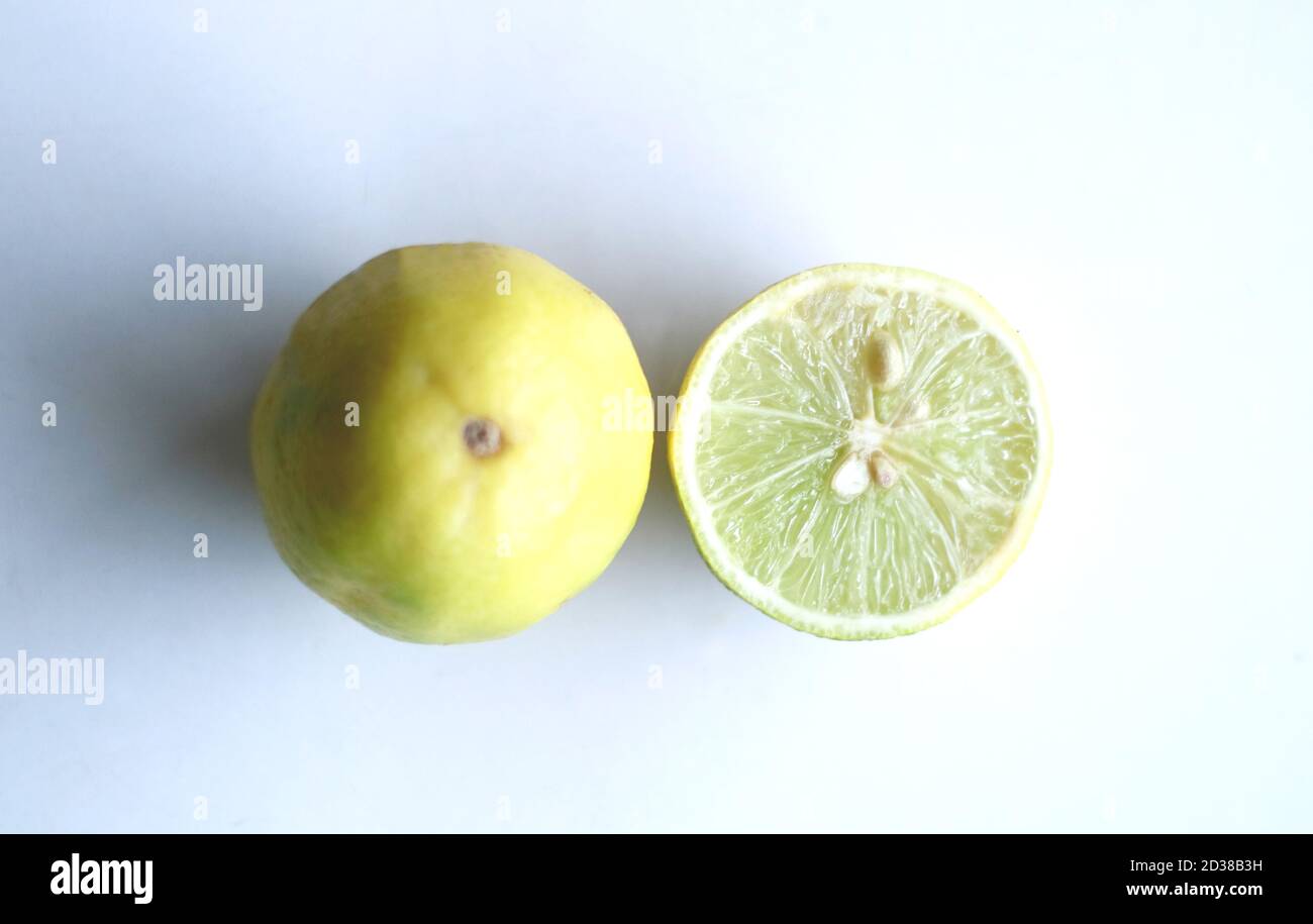 Lime (agrumi) su sfondo bianco. Foto Stock