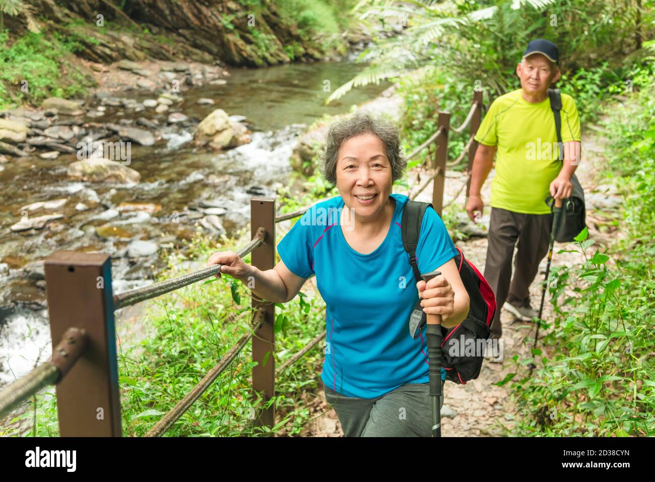 Happy Asian senior coppia escursioni nel parco naturale Foto Stock