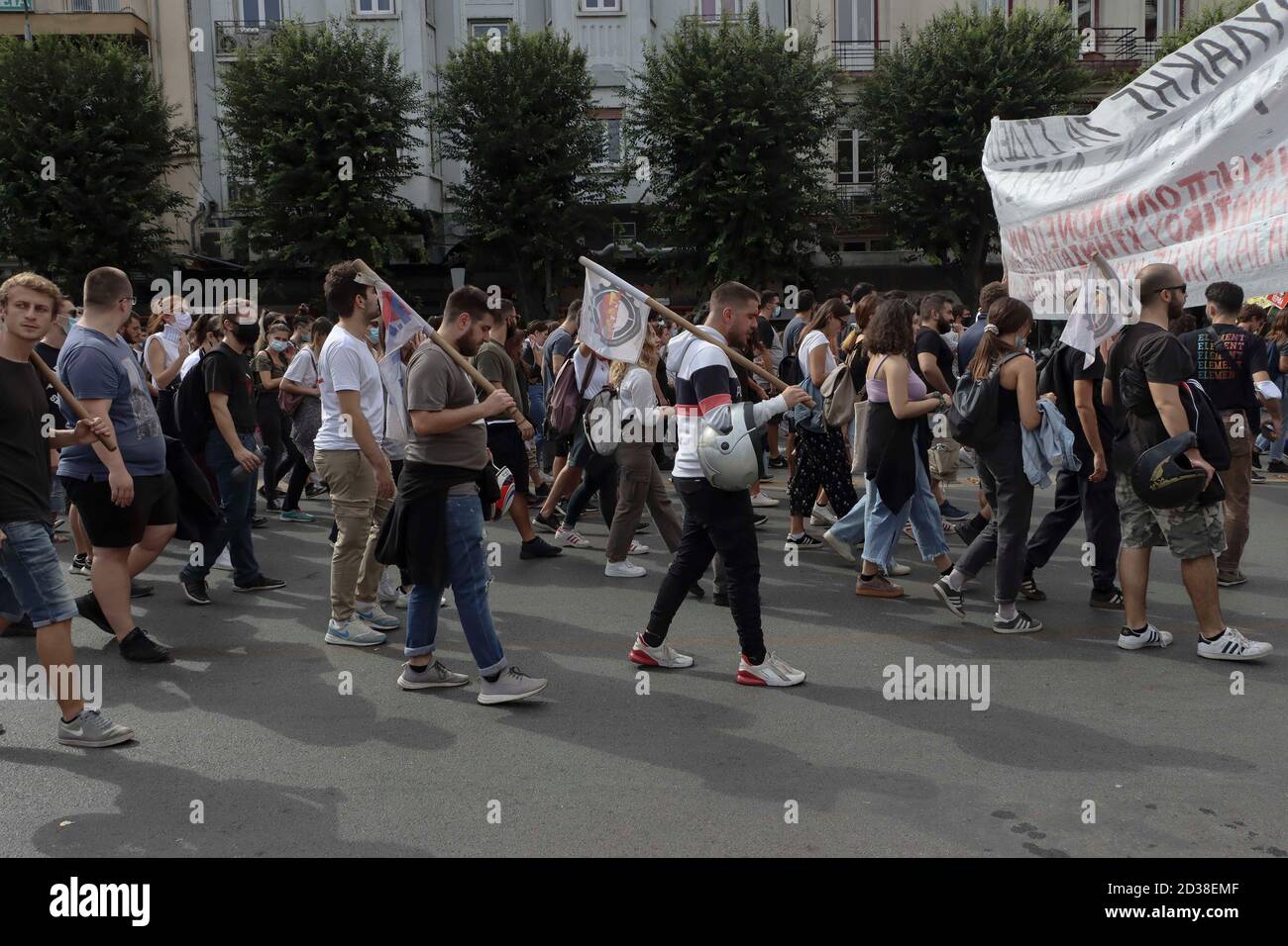 I manifestanti marciavano con bandiere durante la manifestazione.migliaia di persone contro Golden Dawn si sono riunite ad Atene, Salonicco e in altre città della Grecia e del mondo in attesa che i tribunali pubblichino il verdetto del tanto atteso processo del partito politico neo-nazista di estrema destra. Il verdetto del processo accusa GD come organizzazione criminale e colpevole dell'assassinio del cantante Pavlos FYSSAS. Foto Stock