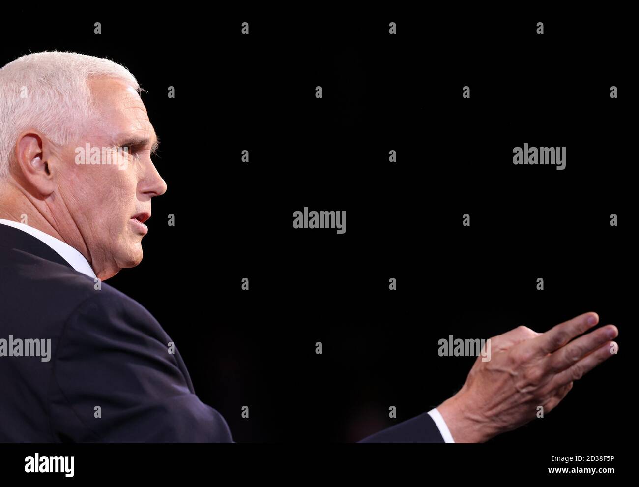 Salt Lake City, Stati Uniti. 07 ottobre 2020. Il Vice Presidente degli Stati Uniti Mike Pence parla durante il dibattito con il Senatore Kamala Harris, vice candidato presidenziale democratico, al dibattito presidenziale degli Stati Uniti presso l'Università dello Utah a Salt Lake City, Utah, mercoledì 7 ottobre 2020. Il Vice Presidente repubblicano Mike Pence e il Vice Presidente democratico Sen. Kamala Harris discutono solo poche settimane prima delle elezioni. Foto in piscina di Justin Sullivan/UPI Credit: UPI/Alamy Live News Foto Stock