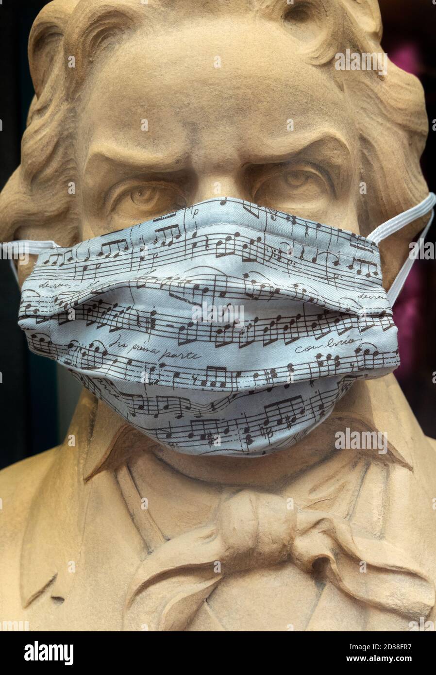 Beethoven statua busto indossare Covid Covid19 Corona maschera con Spartito musicale a Treviri Germania 2020 Foto Stock