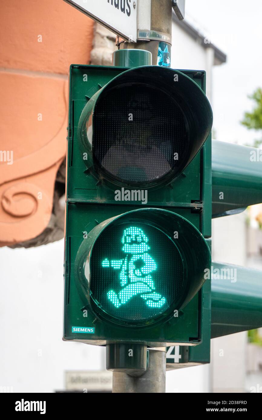 Karl Marx verde semaforo pedonale Trier Germania, a pochi passi dalla Karl Marx Haus, Casa, il suo luogo di nascita. Foto Stock
