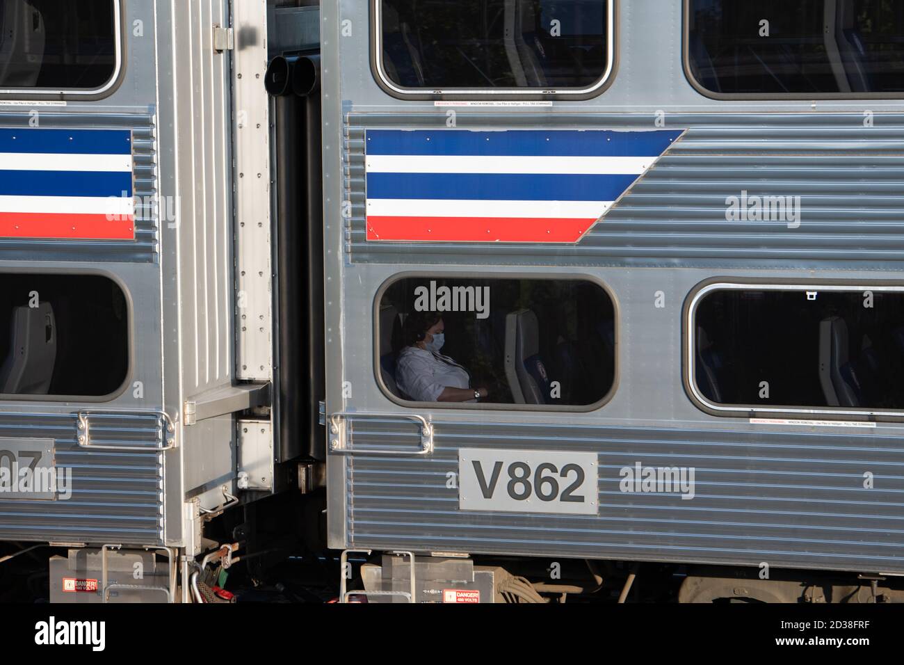 Washington, Stati Uniti. 07 ottobre 2020. Una visione generale di un passeggero mascherato su un treno ad Arlington, Virginia, Stati Uniti, il 7 ottobre 2020 in mezzo alla pandemia del coronavirus. Martedì, ore dopo che il presidente degli Stati Uniti Donald Trump ha bruscamente interrotto le trattative di stimolo COVID-19 con i leader del Congresso causando un drastico calo del mercato azionario, ha chiesto il passaggio di una legge indipendente sugli aiuti aerei anche se i repubblicani del Congresso avevano recentemente bloccato uno sforzo simile. (Graeme Sloan/Sipa USA) Credit: Sipa USA/Alamy Live News Foto Stock