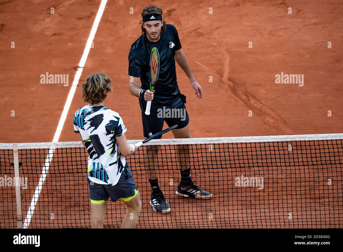 Parigi, Francia. 7 Ott 2020. Stefanos Tsitsipas della Grecia saluta Andrey Rublev della Russia dopo la partita finale dei singoli uomini al torneo di tennis Open 2020 al Roland Garros di Parigi, Francia, 7 ottobre 2020. Credit: Aurelien Morissard/Xinhua/Alamy Live News Foto Stock