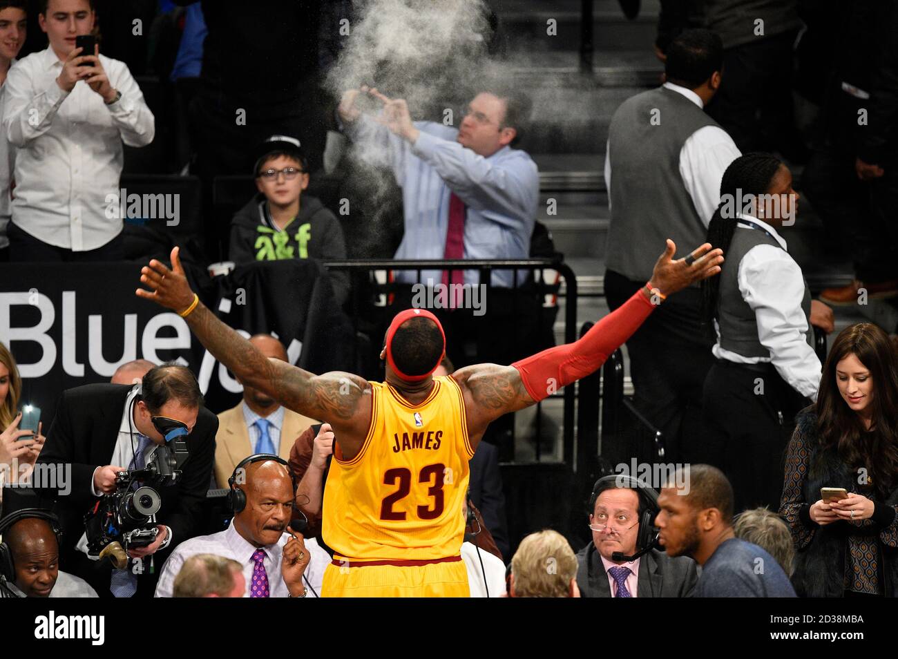 Cleveland Cavaliers avanti LeBron James (23) getta polvere nel aria poco prima dell'inizio del gioco contro il Brooklyn Nets al Barclays Center Foto Stock