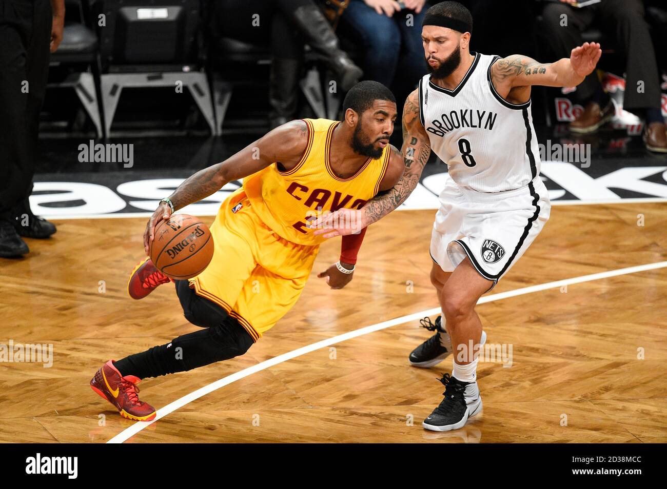 Cleveland Cavaliers guardia Kyrie Irving (2) guida oltre Brooklyn Nets Guardia Deron Williams (8) nella prima metà a Barclays Centro di New York City ON Foto Stock