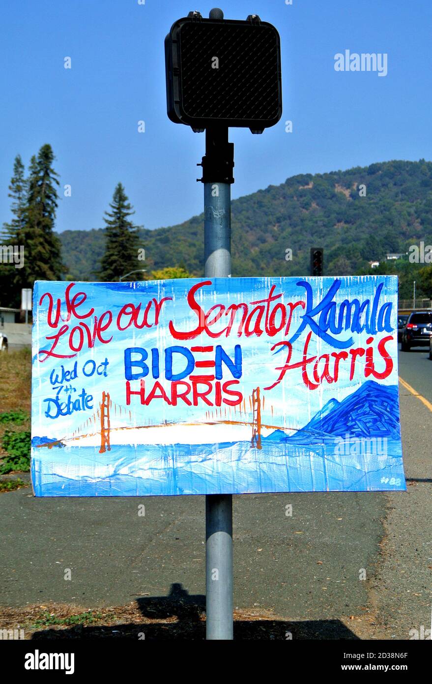 Biden Harris campagna segni mostra da artista volontario lungo Marin County Freeway in california usa sollecitando il voto per il presidente e. vicepresidente Foto Stock