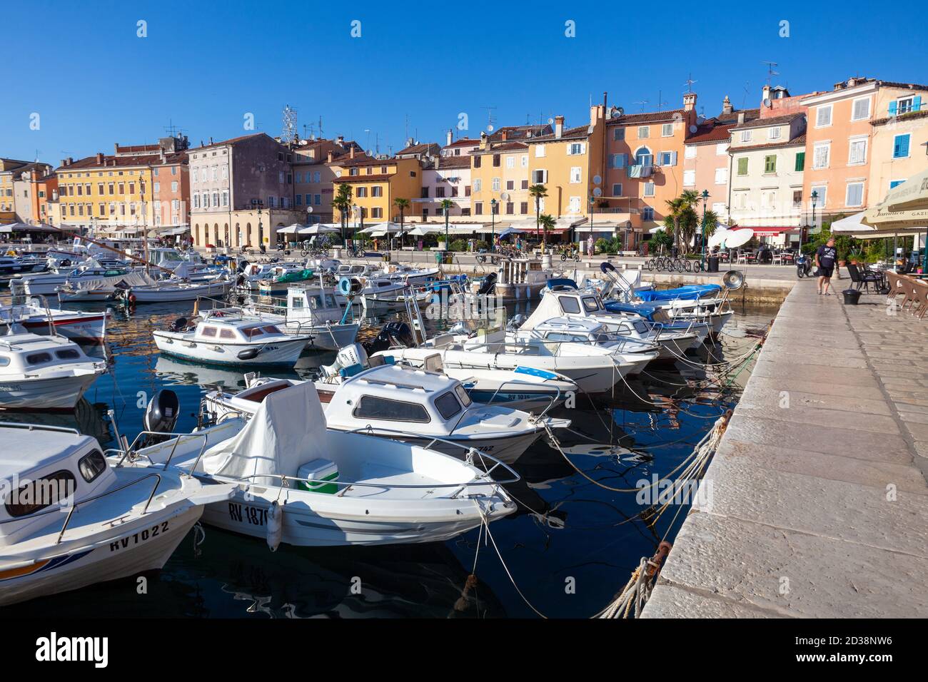 Il lungomare con le barche nella città di Rovigno, Istra, Croazia Foto Stock