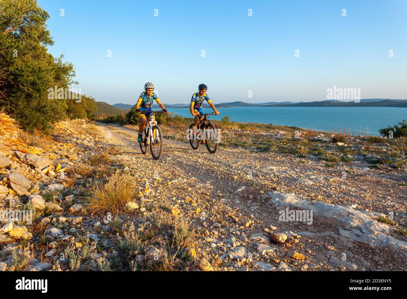 In bicicletta nel Parco Naturale del Lago di Vransko, Croazia Foto Stock