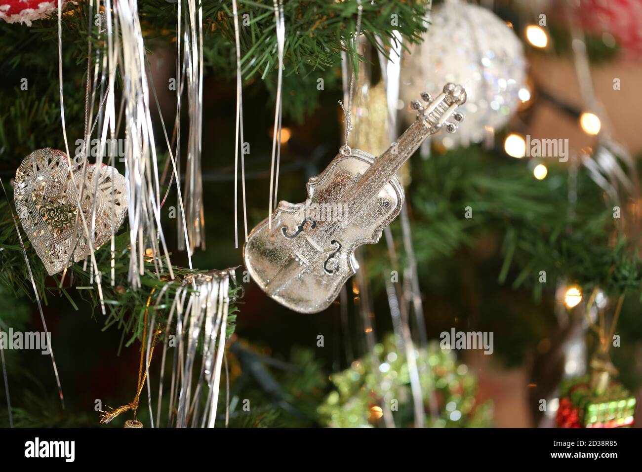 Ornamento natalizio a forma di violino appeso Un albero di Natale Foto Stock