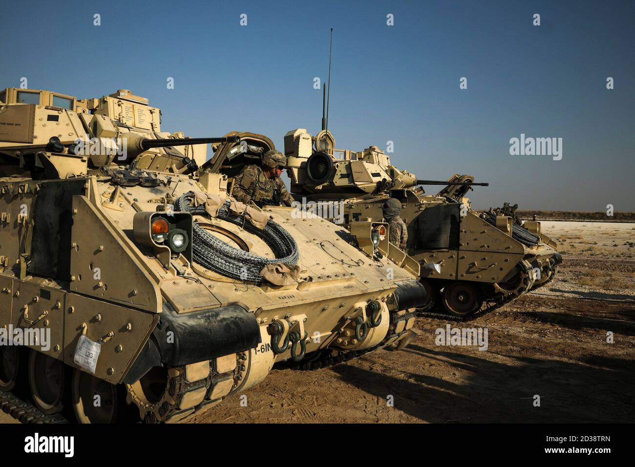 I soldati dell'esercito degli Stati Uniti conducono un convoglio nel nord-est della Siria 20 settembre 2020. I soldati si trovano in Siria per sostenere la missione combinata Joint Task Force-Operation Irnent Resolve (CJTF-OIR). CJTF-OIR resta impegnato a lavorare da, con e attraverso i nostri partner per garantire la sconfitta duratura di Daesh. (STATI UNITI Foto dell'esercito di: SPC. Jensen Guillory) Foto Stock