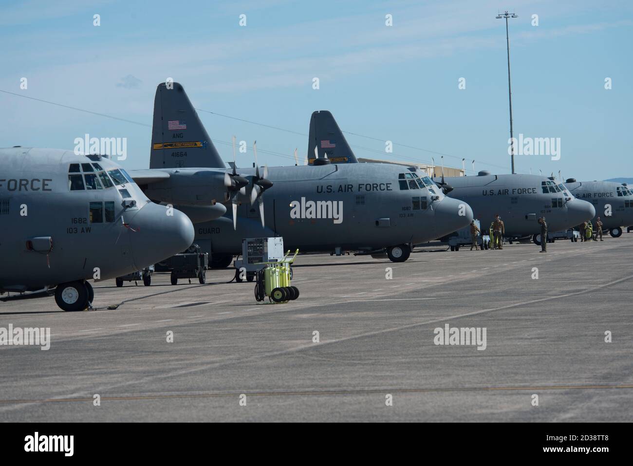 Cinque aerei C-130H Hercules della 103esima ala Airlift si preparano a partire dalla base della Guardia Nazionale di Bradley Air a East Granby, Connecticut, 4 ottobre 2020. La missione, nota come "Max Fly", sfida l'unità a volare la quantità massima di velivoli nella sua flotta in un'unica missione, ed è una visualizzazione completa della disponibilità e delle capacità tattiche di sollevamento aereo dell'unità. (STATI UNITI Air National Guard foto di Senior Airman Sadie Hewes) Foto Stock