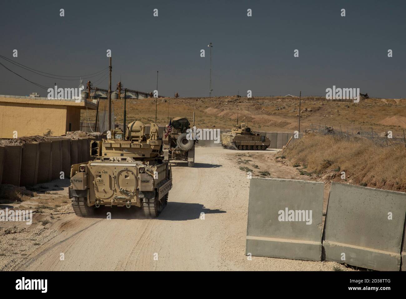 I soldati dell'esercito degli Stati Uniti conducono un convoglio nel nord-est della Siria 20 settembre 2020. I soldati si trovano in Siria per sostenere la missione combinata Joint Task Force-Operation Irnent Resolve (CJTF-OIR). CJTF-OIR resta impegnato a lavorare da, con e attraverso i nostri partner per garantire la sconfitta duratura di Daesh. (STATI UNITI Foto dell'esercito di: SPC. Jensen Guillory) Foto Stock