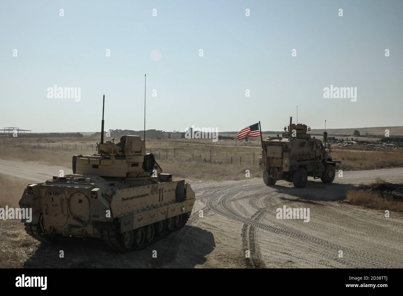 I soldati dell'esercito degli Stati Uniti conducono un convoglio nel nord-est della Siria 20 settembre 2020. I soldati si trovano in Siria per sostenere la missione combinata Joint Task Force-Operation Irnent Resolve (CJTF-OIR). CJTF-OIR resta impegnato a lavorare da, con e attraverso i nostri partner per garantire la sconfitta duratura di Daesh. (STATI UNITI Foto dell'esercito di: SPC. Jensen Guillory) Foto Stock