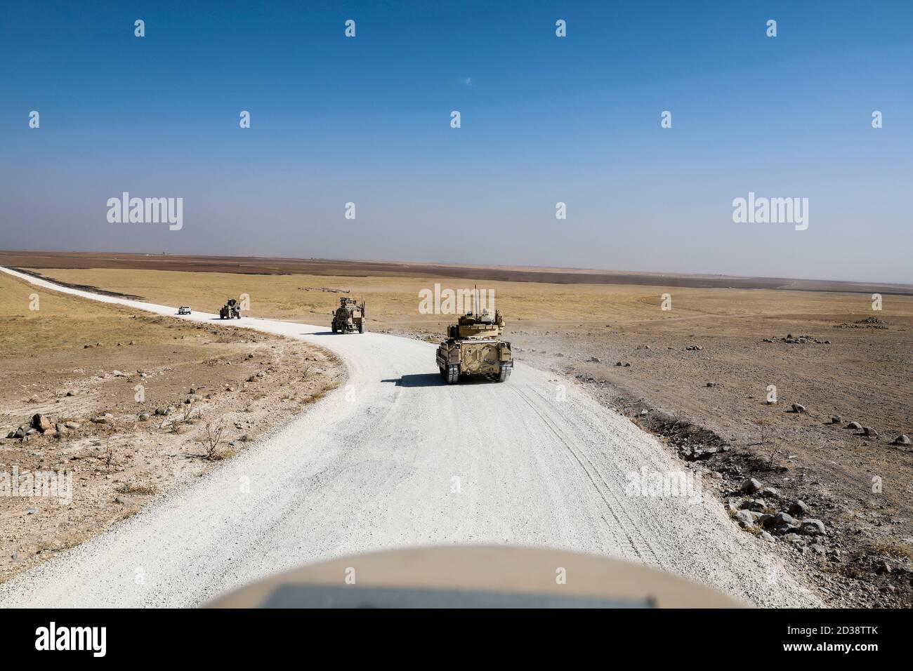 I soldati dell'esercito degli Stati Uniti conducono un convoglio nel nord-est della Siria 20 settembre 2020. I soldati si trovano in Siria per sostenere la missione combinata Joint Task Force-Operation Irnent Resolve (CJTF-OIR). CJTF-OIR resta impegnato a lavorare da, con e attraverso i nostri partner per garantire la sconfitta duratura di Daesh. (STATI UNITI Foto dell'esercito di: Staff Sgt. Michael West) Foto Stock