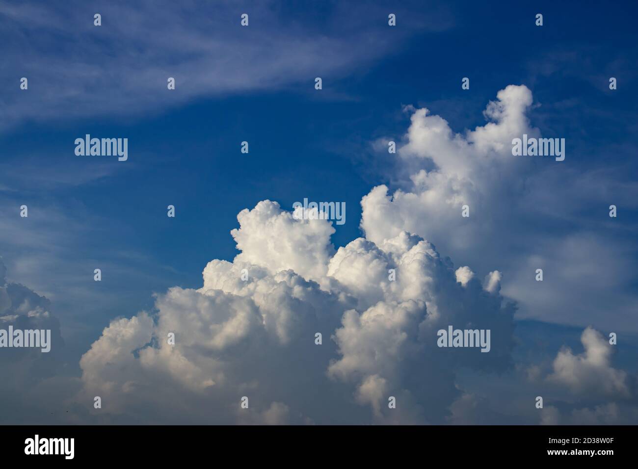 Giorno di sole in cielo blu con belle nuvole bianche come un mostro Foto Stock