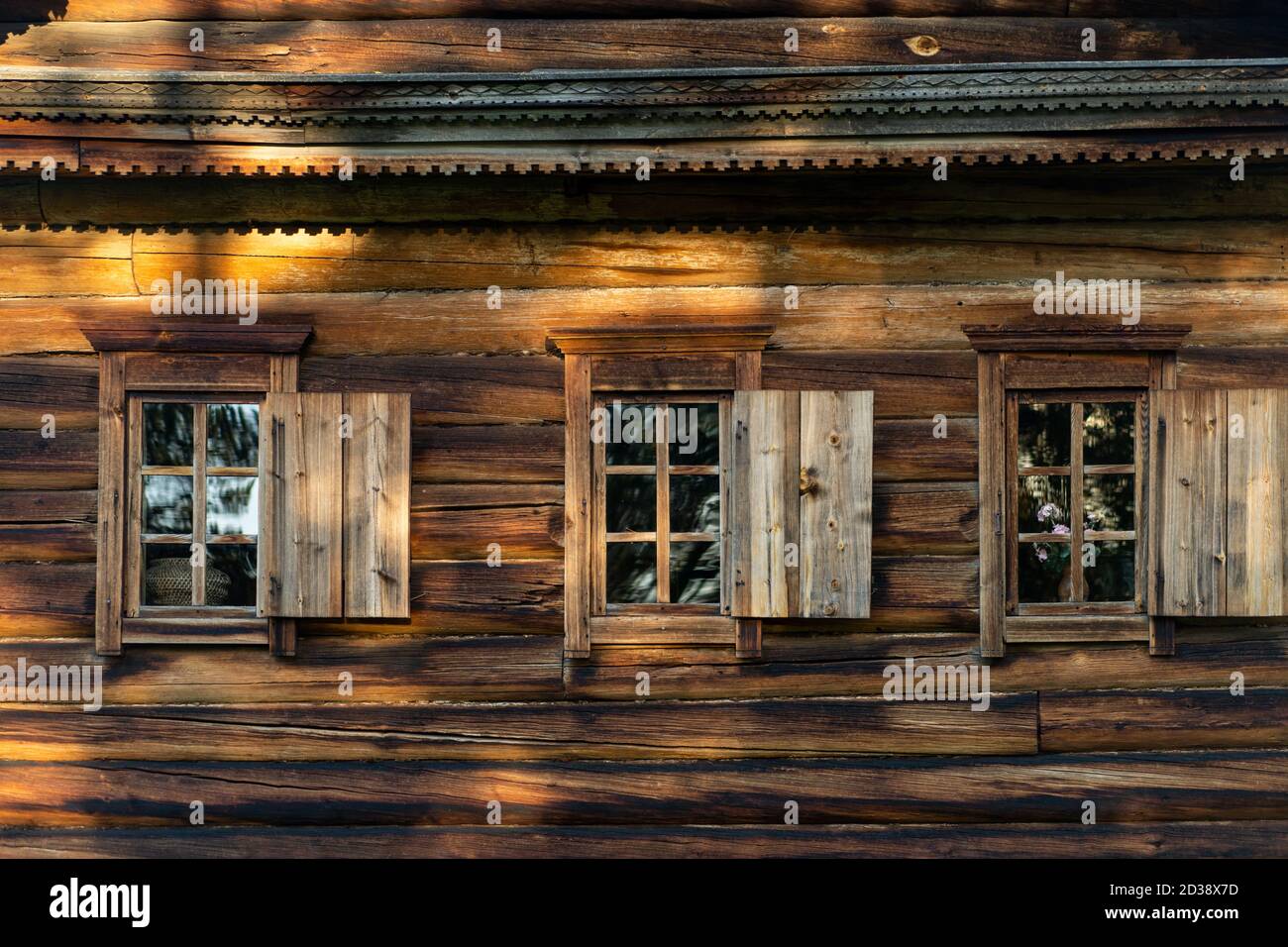 Facciata di un edificio in legno con una finestra. Architettura antica Foto Stock