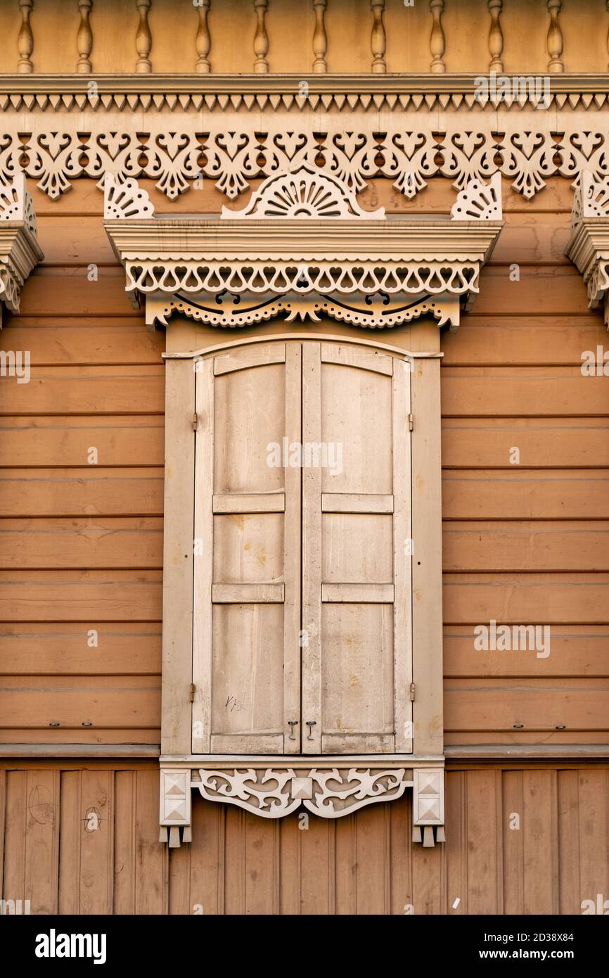 Facciata di un edificio in legno con una finestra. Architettura antica Foto Stock