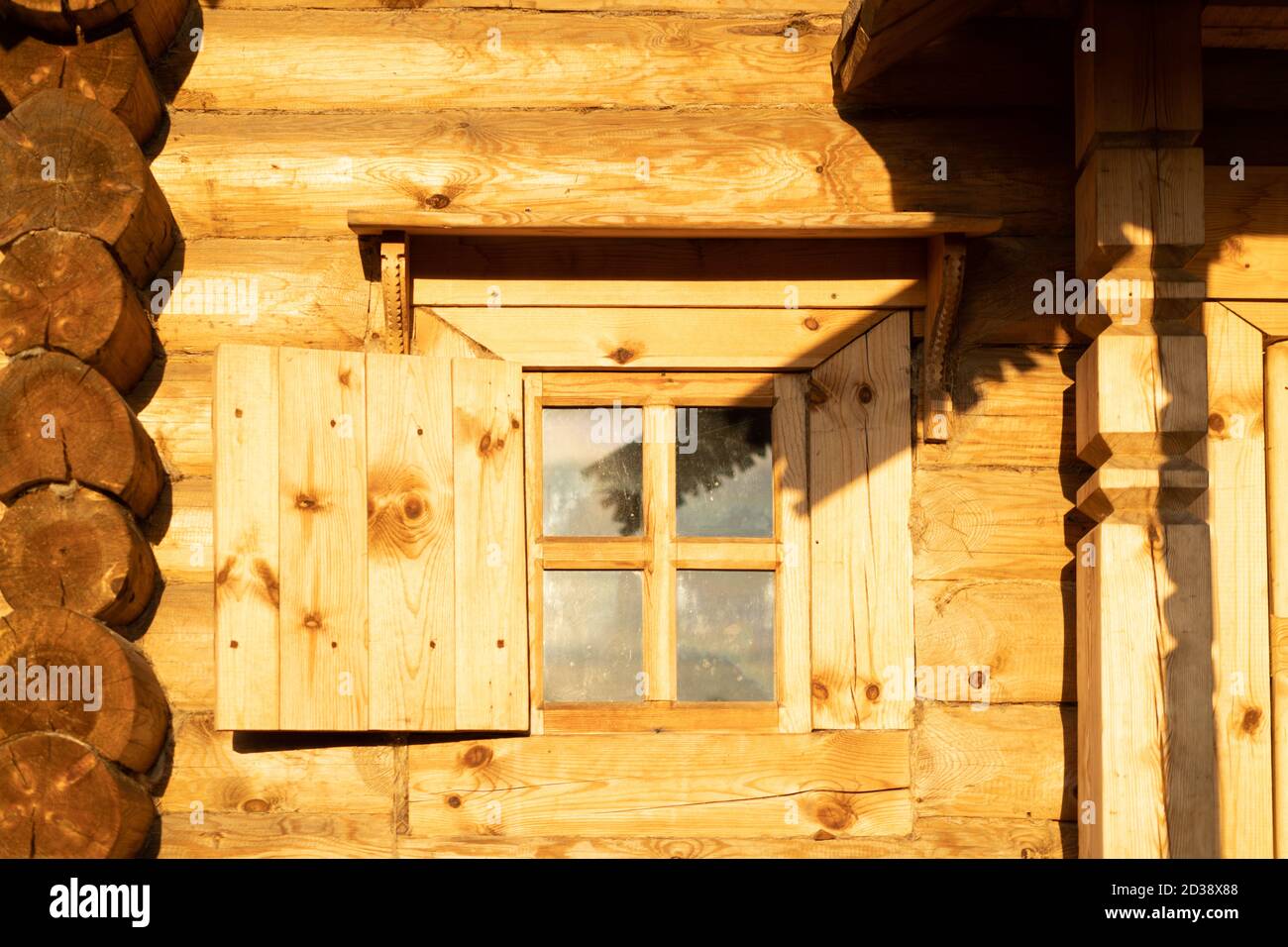 Facciata di un edificio in legno con una finestra. Architettura antica Foto Stock