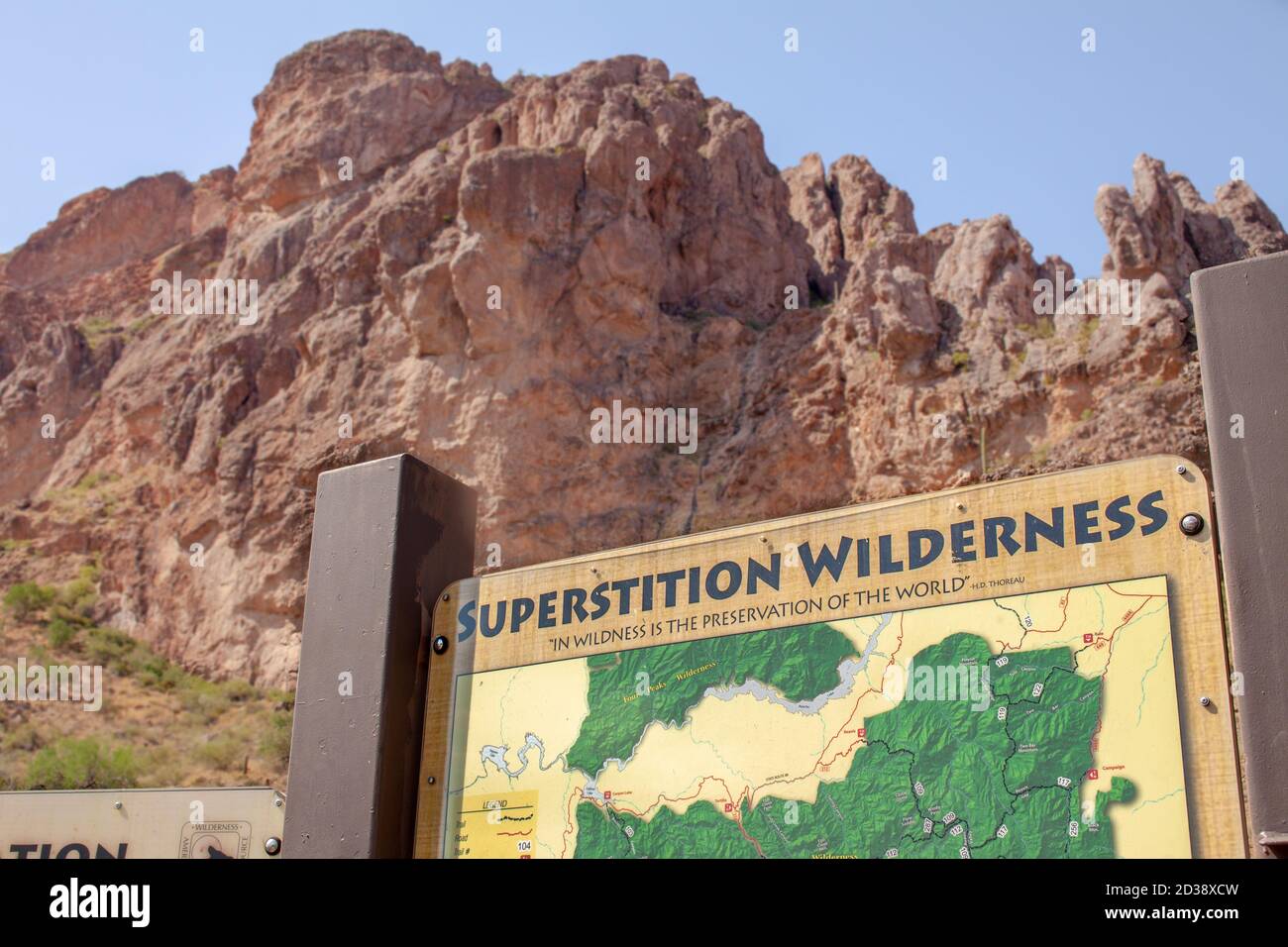 Sign with map dà il benvenuto agli escursionisti della Superstition Wilderness in Superstition Mountains, vicino al Lost Dutchman state Park, Apache Junction, Arizona, USA Foto Stock