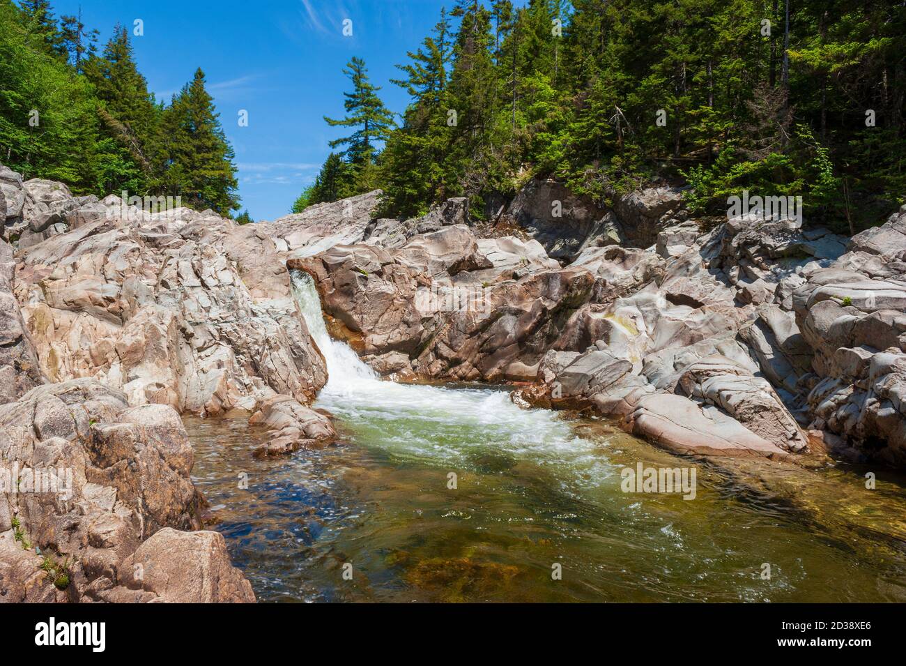 Broad River lungo il Moosehorn Trail. Il ruscello forma piccole cascate e piscine. Roccia di granito scolpita. Parco nazionale di Fundy, New Brunswick, Canada Foto Stock