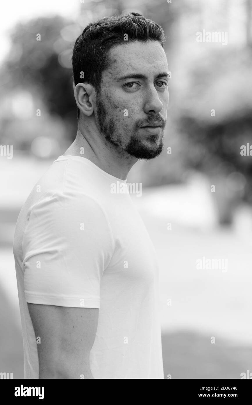 Bel giovane uomo caucasico in piedi alla strada all'aperto Foto Stock