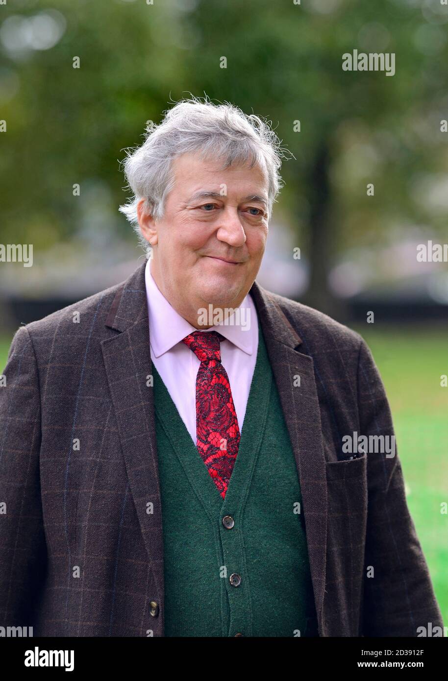 Stephen Fry - attore, comico e scrittore - a Westminster dopo aver girato un'intervista. Ottobre 2020 Foto Stock