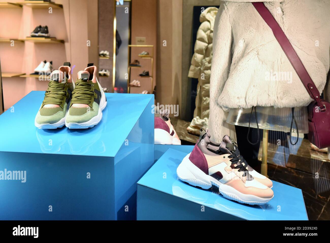 SCARPE IN MOSTRA PRESSO LA BOUTIQUE HOGAN IN VIA BABUINO Foto stock - Alamy