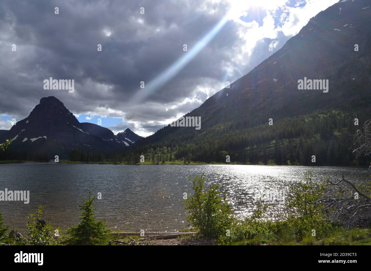 Montana - il raggio del sole attraverso le nuvole sopra due laghi della medicina Foto Stock