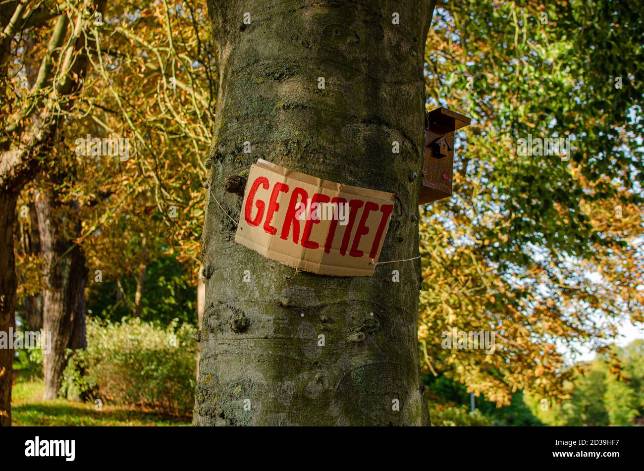 'Gerettet' - Schild am Baum - Naturschutz Foto Stock
