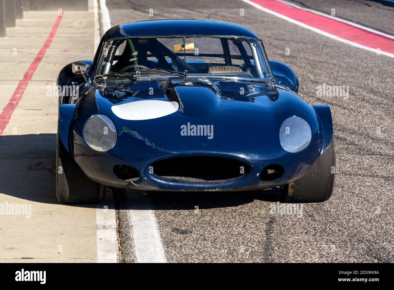 Auto veterana d'epoca Jaguar e-Type, un roadster da competizione in gara traccia Foto Stock