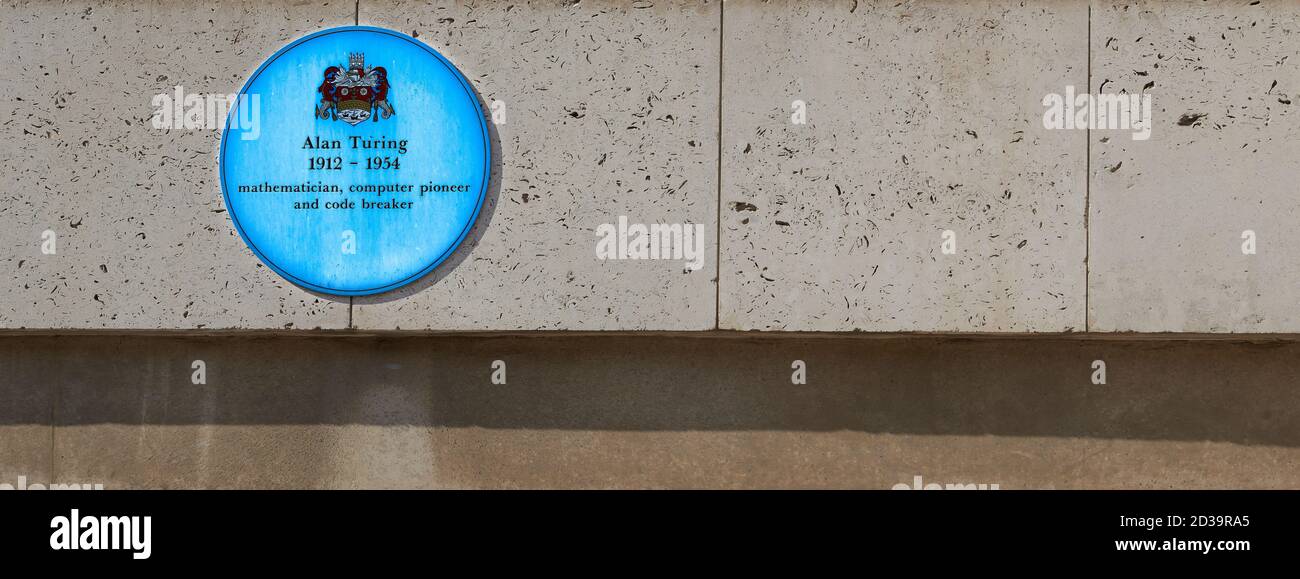 Lapide commemorativa su un muro del King's College, Università di Cambridge, Inghilterra, ad Alan Turing: Matematico, pioniere del computer, rompitore di codice. Foto Stock