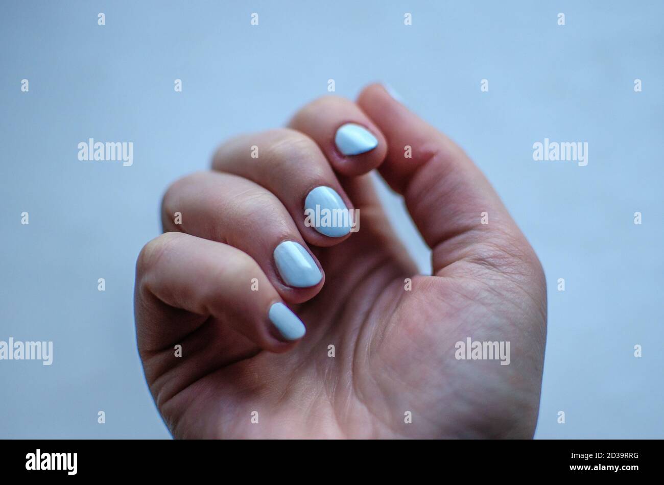 Smalto azzurro - Manicure - Maniküre - Beauty Foto Stock